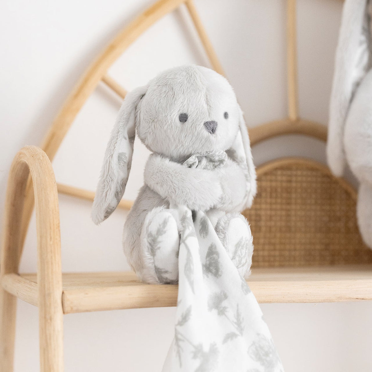 https://ausoni.swiss/products/augustin-the-rabbit-toile-de-jouy-inspired-print-comforter-grey