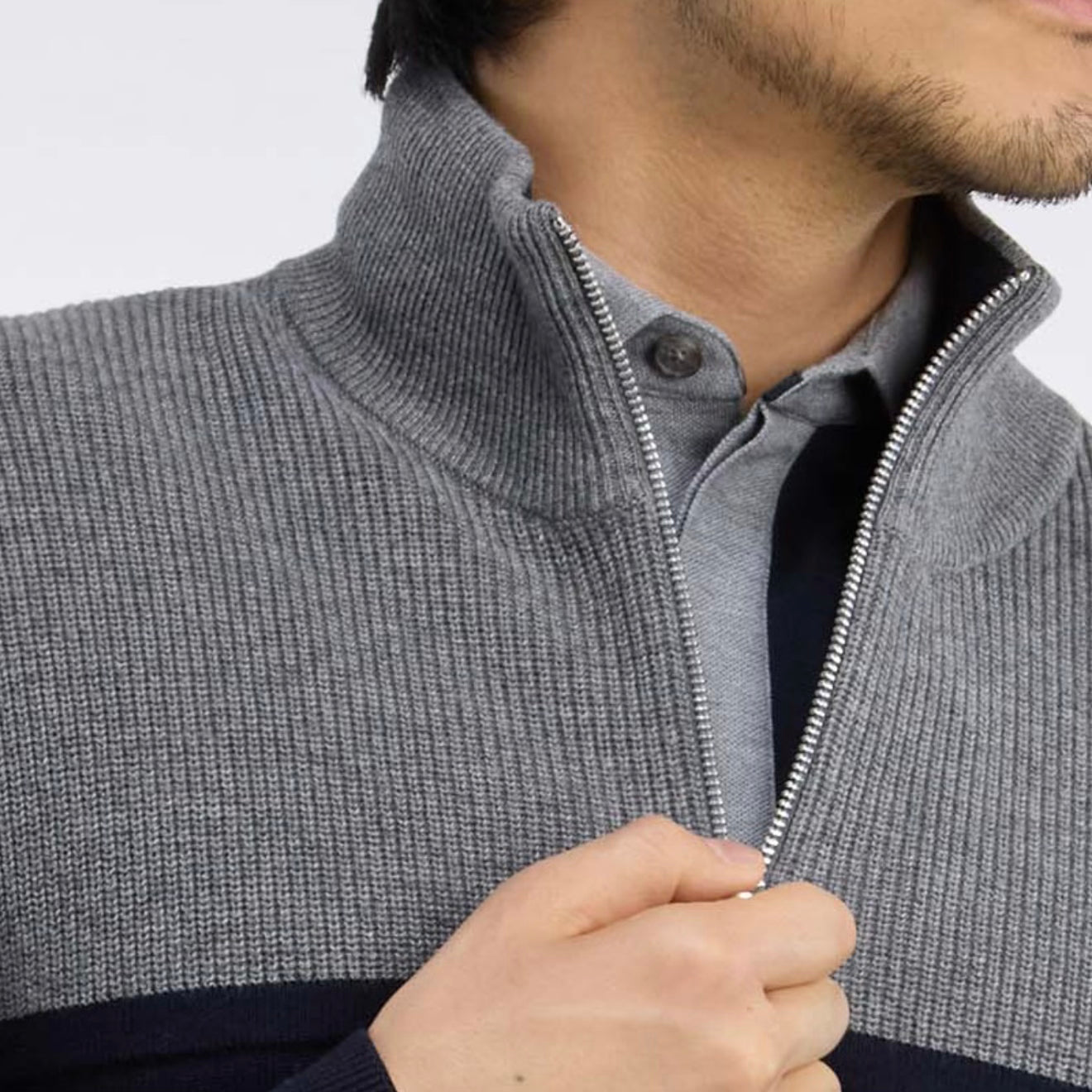 https://www.ausoni.swiss/products/cardigan-zippe-bicolore-en-laine-merinos-marine-et-gris-coupe-droite-steel-grey-chine
